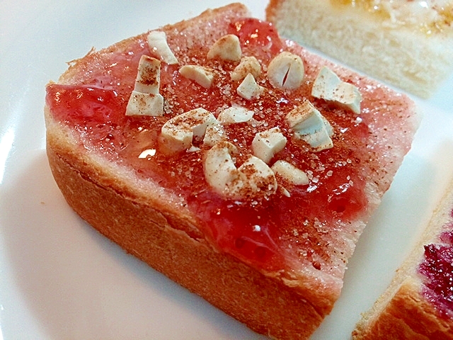 苺ジャムとカシューナッツのミニトースト