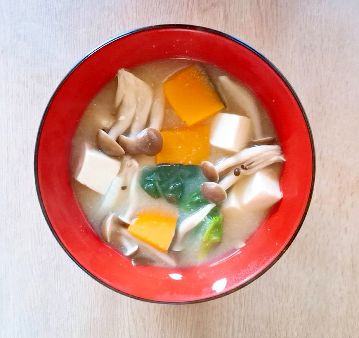 南瓜としめじとほうれん草と豆腐の味噌汁