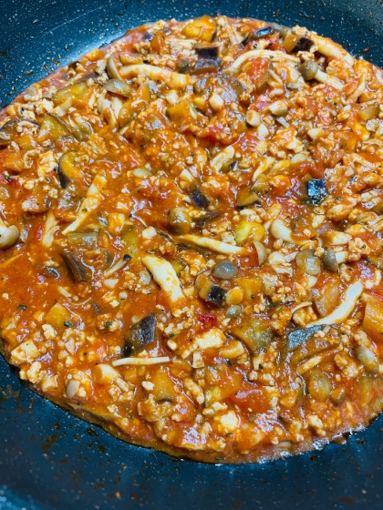 特売のしめじです(^^;)チーズでグッとコクがでますね！玉ねぎやソース使わずにきのこの旨み美味しく低糖質♪パスタ以外にも色々使えるし、レシピ感謝です(´∀｀*)