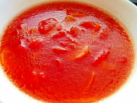 トマトとにんじんとハムの赤いスープ