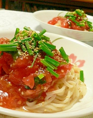 サッパリと美味しい！醤油ベースの冷やしトマトうどん