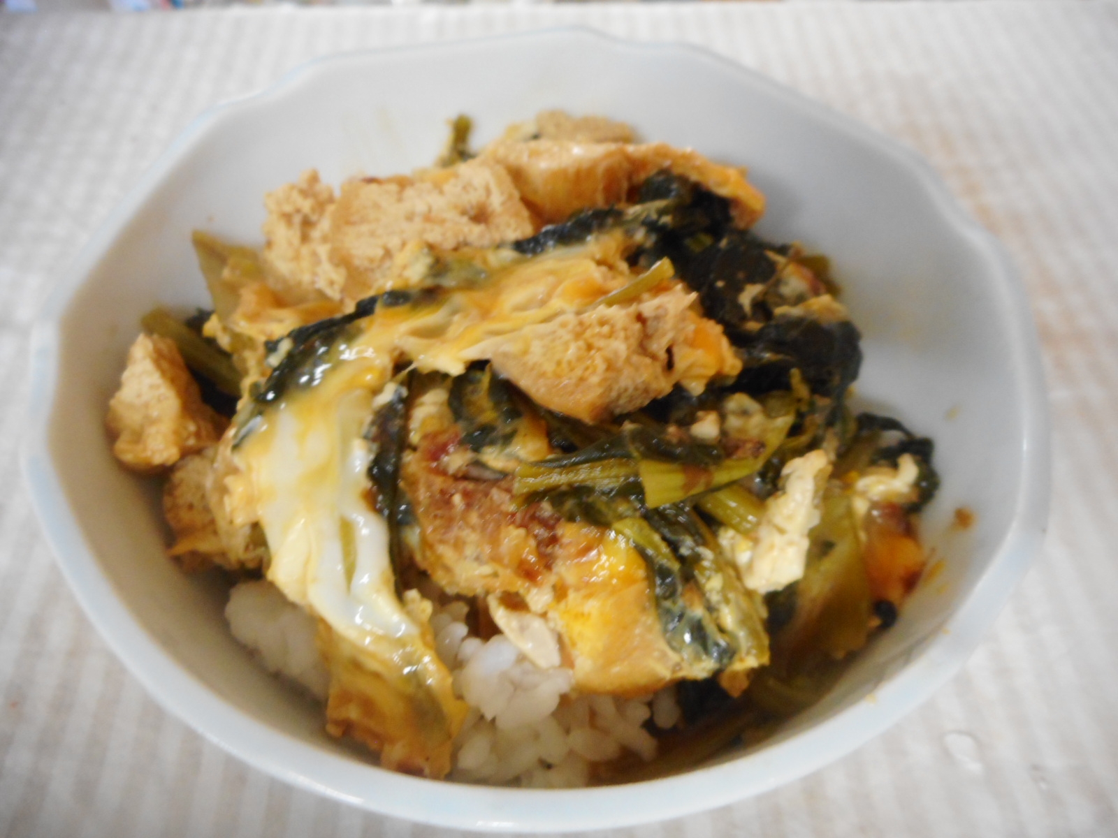 小松菜と油揚げの味噌卵とじ丼