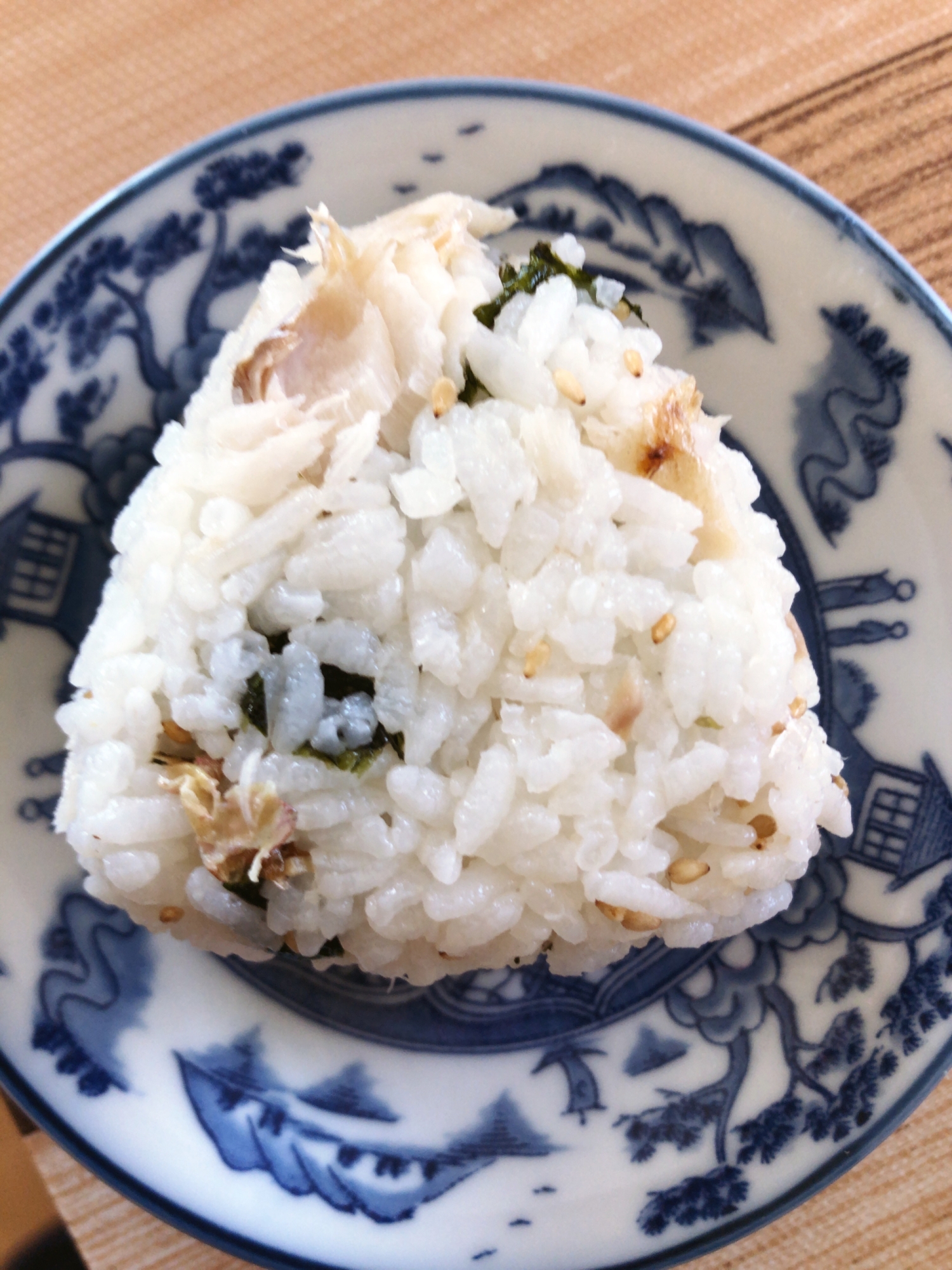 ごま油香る焼き鯖と韓国海苔のおにぎり