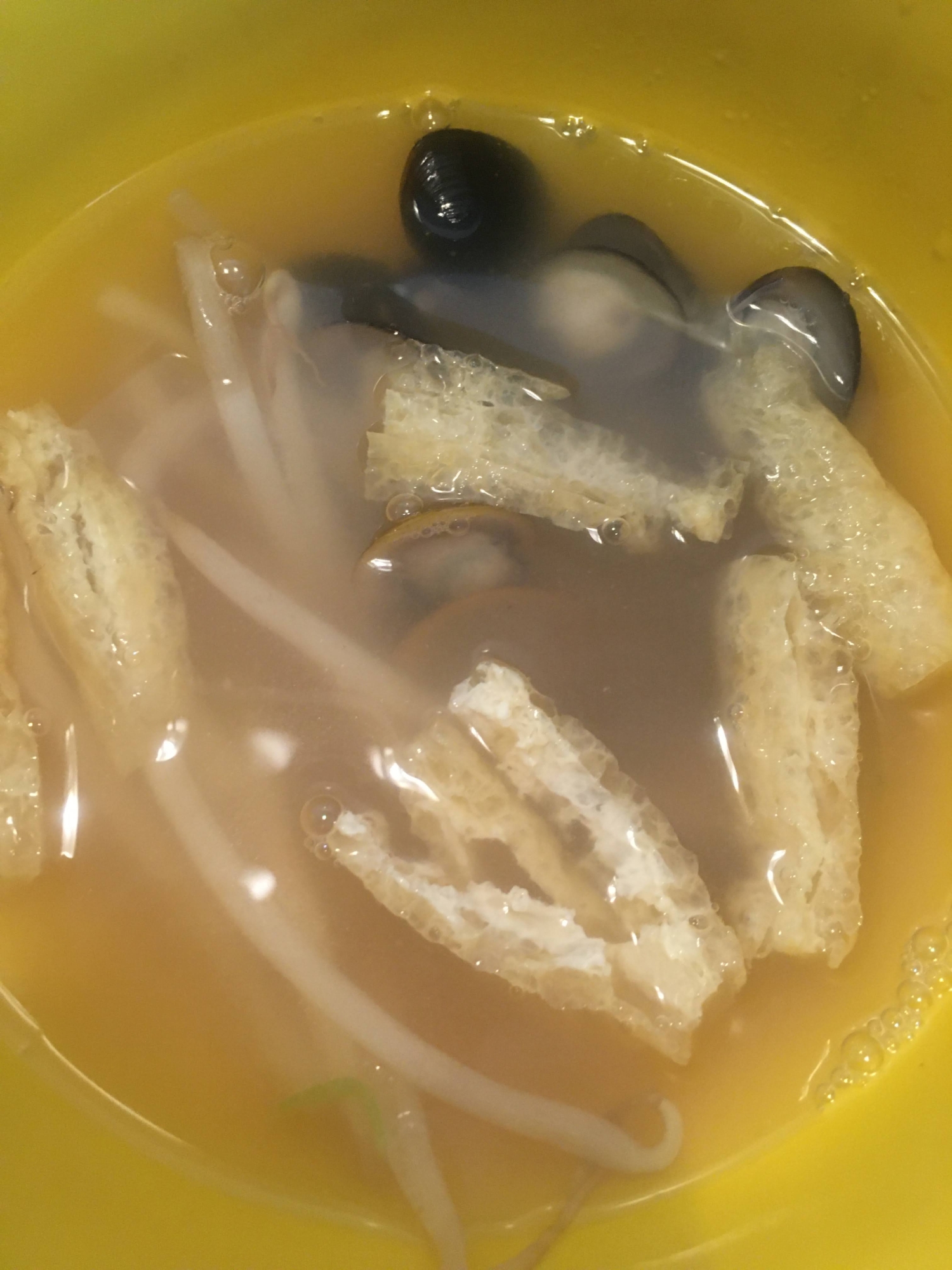 しじみと油揚げ、もやしの味噌汁