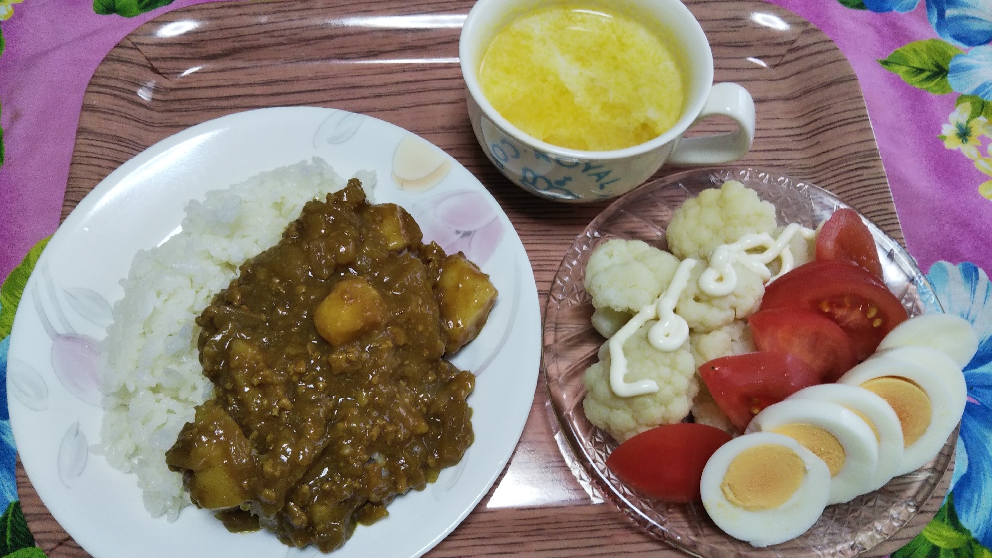 豚挽き肉のカレーライスとカリフラワーサラダとスープ