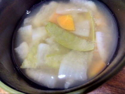 玉ねぎと人参とスナップエンドウのコンソメスープ