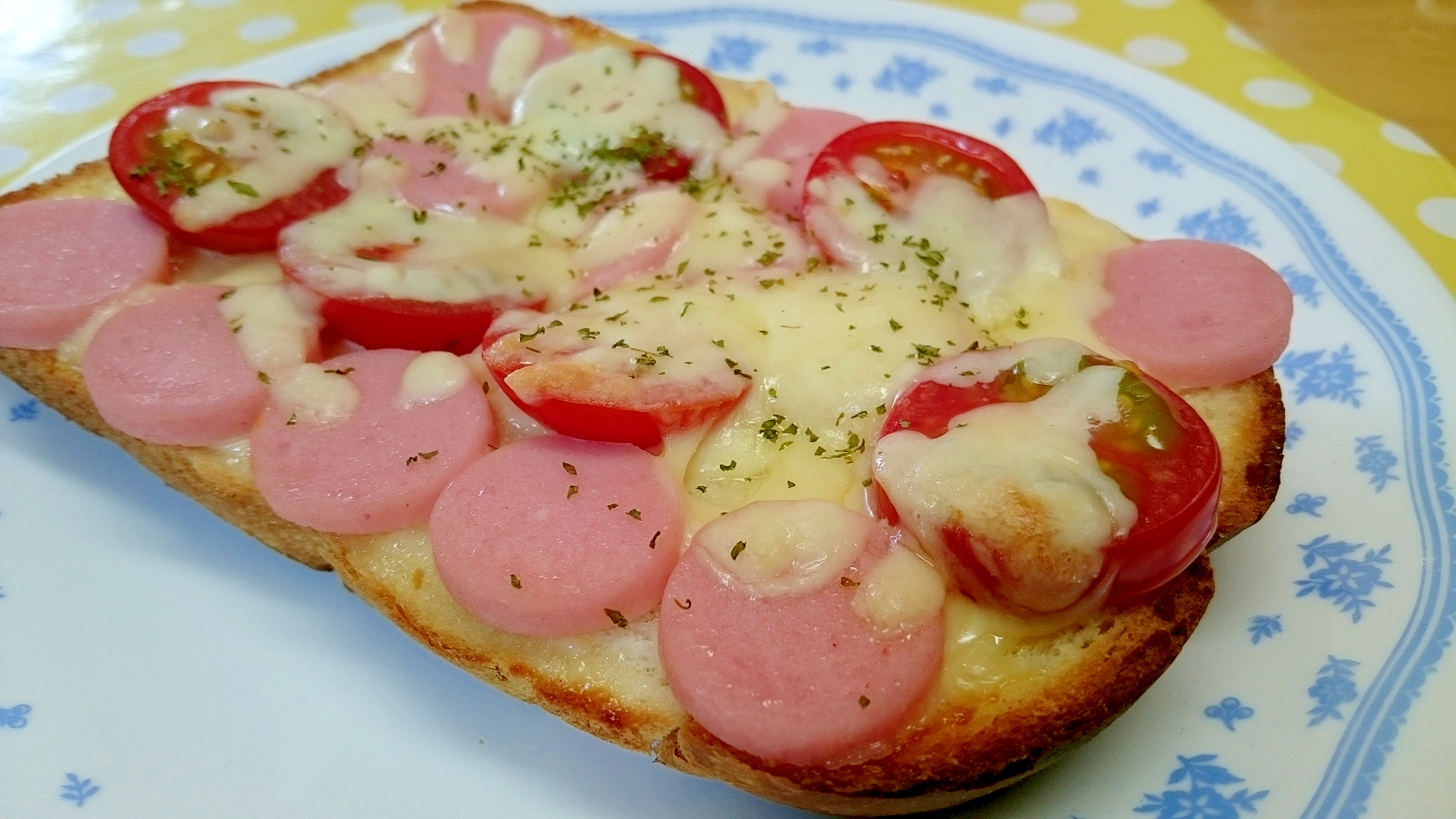 魚肉ソーセージ＆ミニトマトのトースト