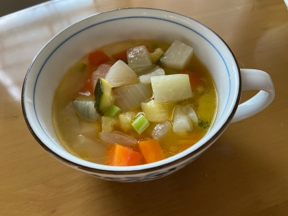 ズッキーニとコールラビの旬野菜スープ
