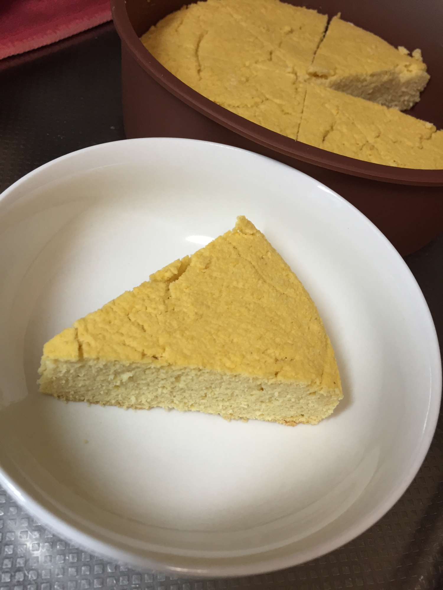 白い皿にのせたおからチーズケーキ