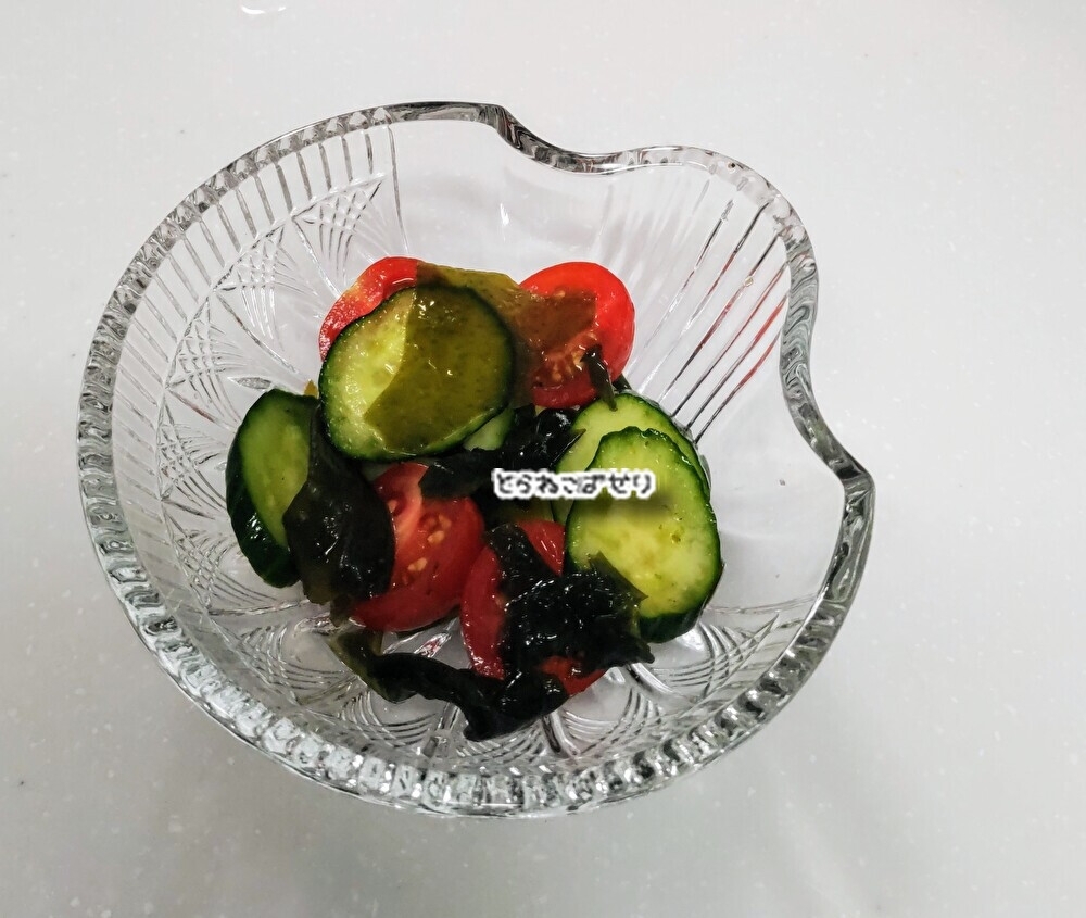 トマトときゅうりわかめの酢の物
