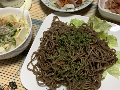 余りものではなくこれやりたくって買ってきちゃいました和蕎麦に塩胡椒麺つゆってどんなだろう、と。ごま油でかりかりにしてから味入れて…主食なのにおツマ味ですねゴチ様