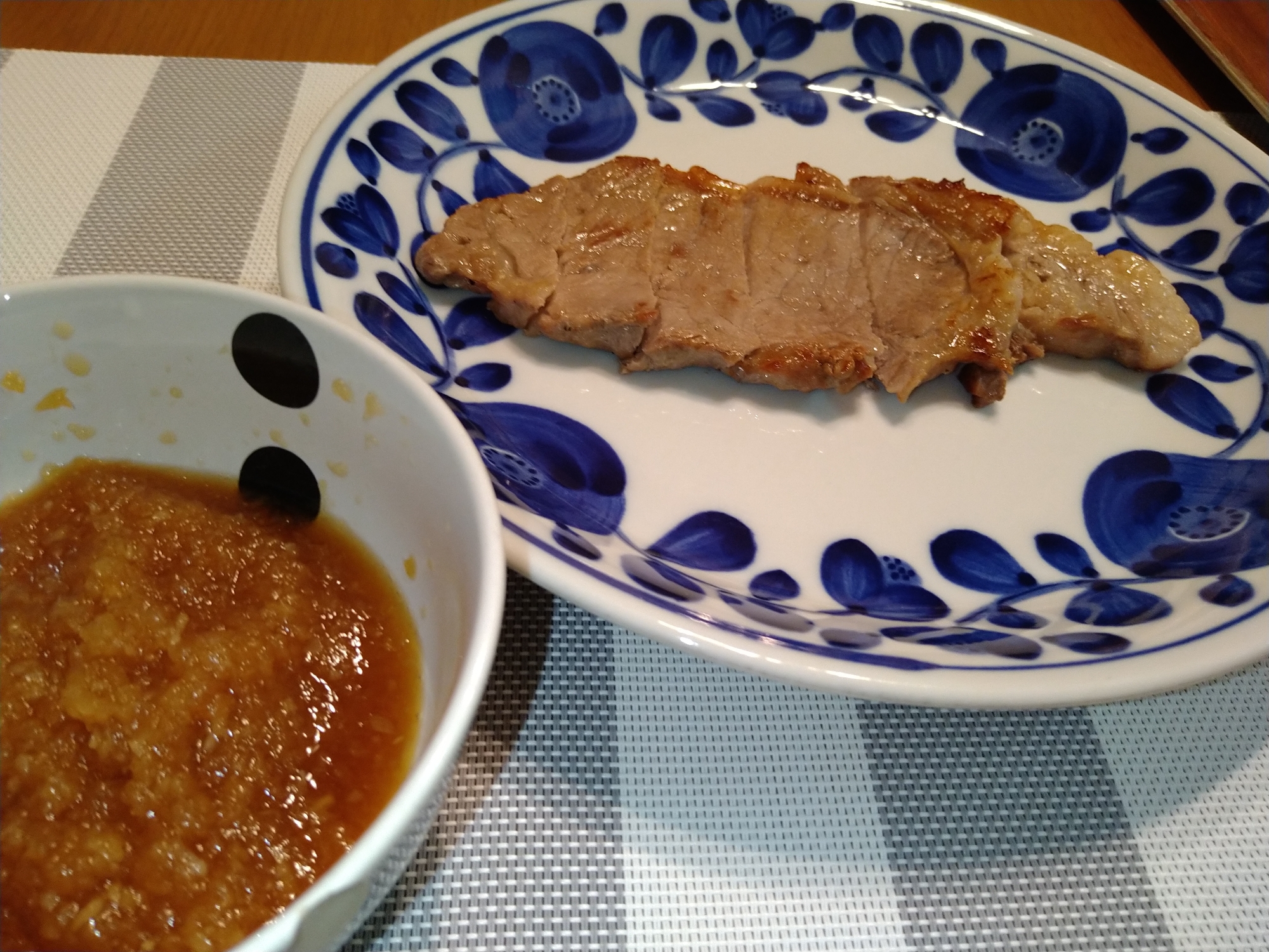 牛肉ステーキ、おろしソース