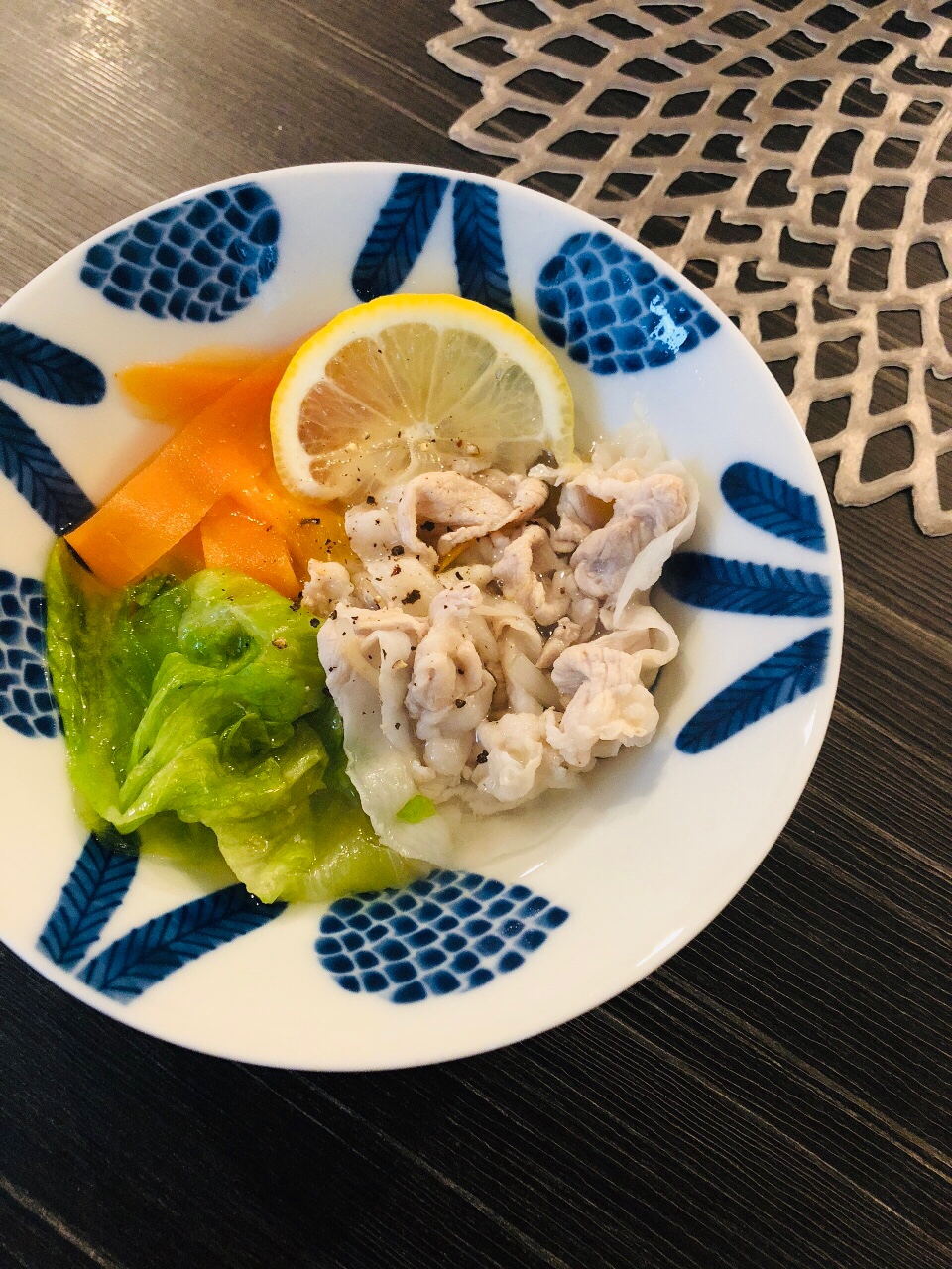 レモンとナンプラーで☆豚とレタスのエスニックスープ