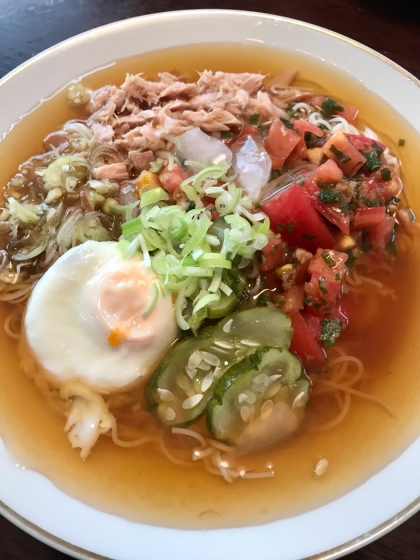 トマトとサラダチキンのぶっかけ冷やしそうめん