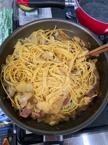 ベーコンとじゃがいもときのこのコンソメ醤油パスタ