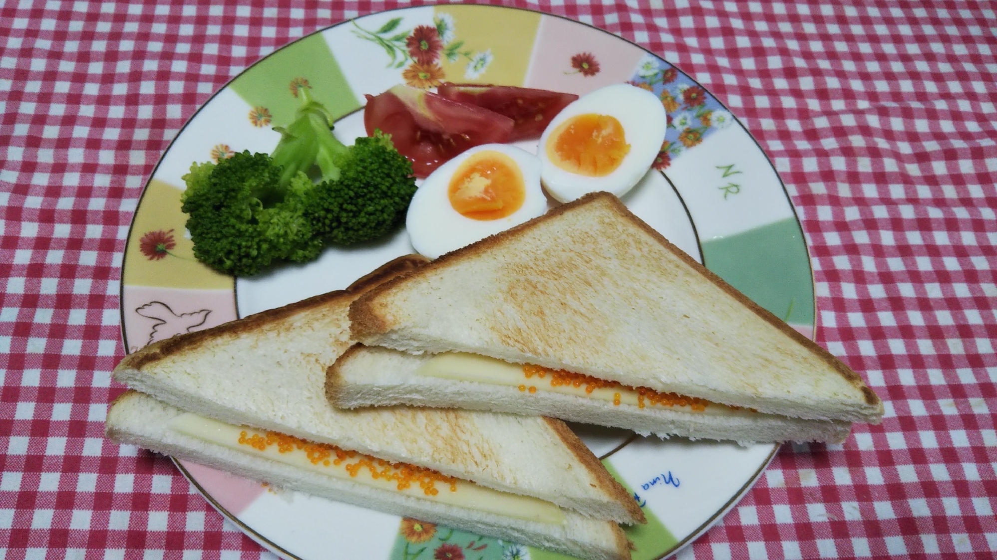 チーズととびこのホットサンドの朝食☆