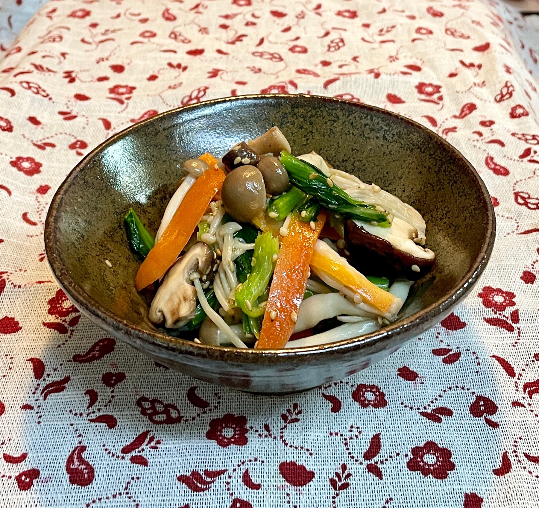 ヘルシー美味しい副菜♡3種のキノコと小松菜のナムル