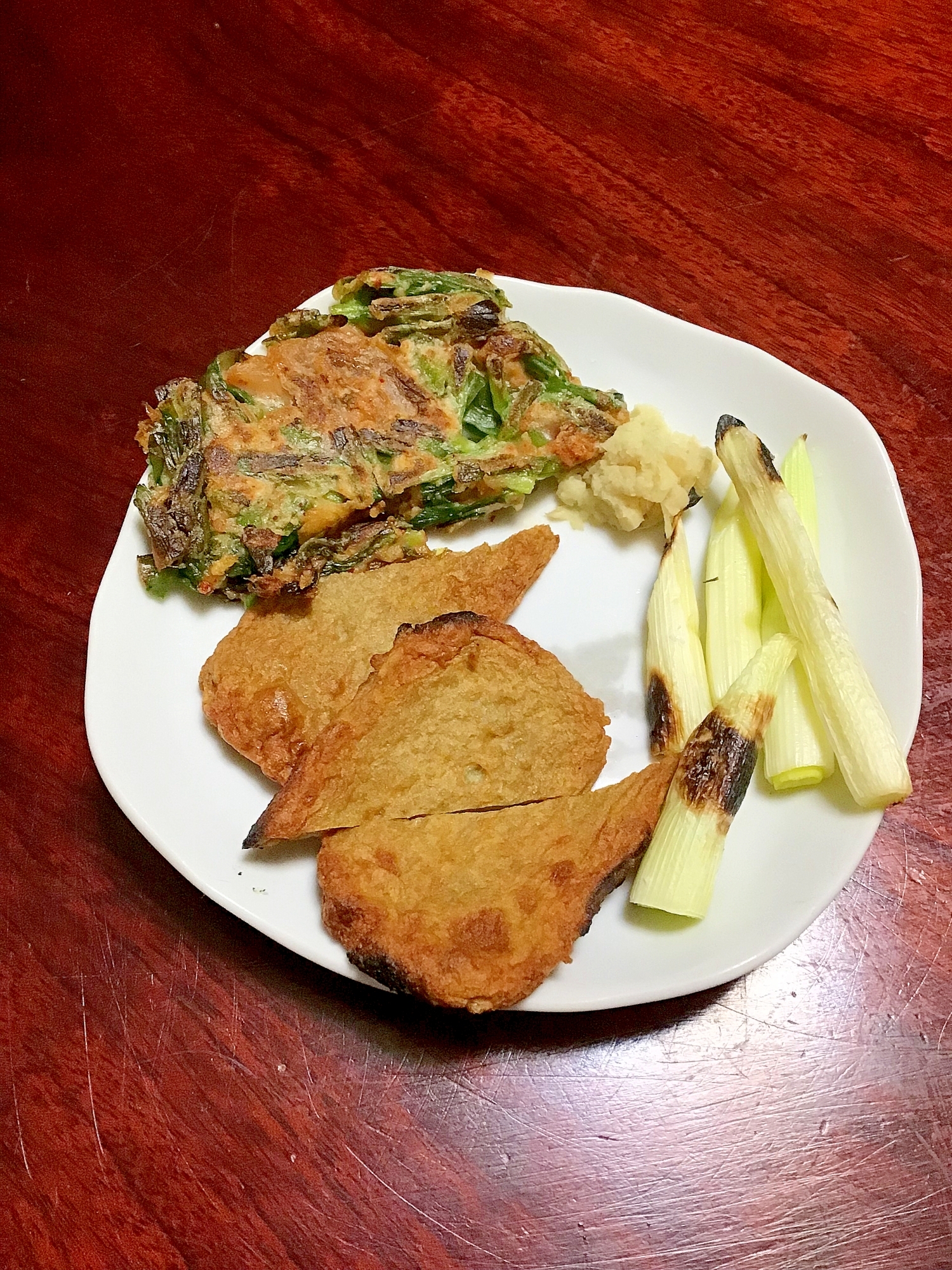 ニラとキムチとチーズのチヂミ風。