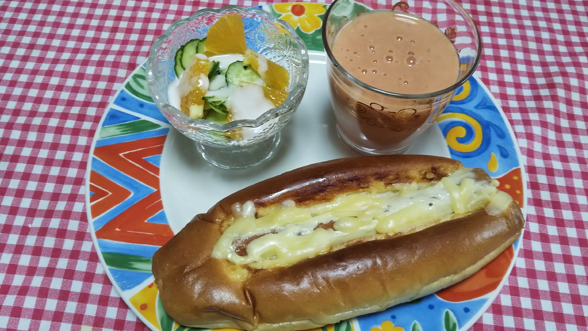 惣菜パンのチーズトーストとスムージーとサラダ☆