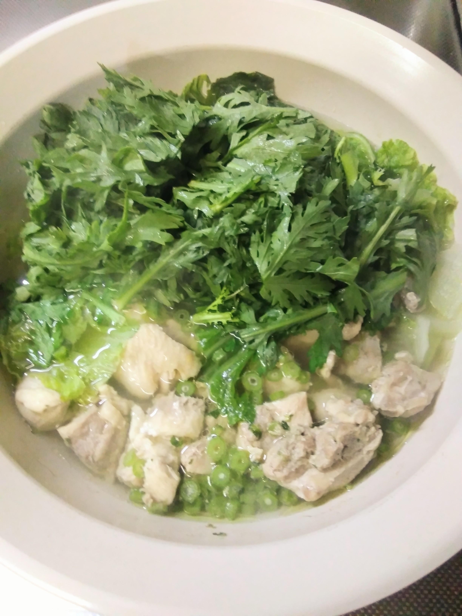 鶏肉と白菜と春菊の白だし鍋