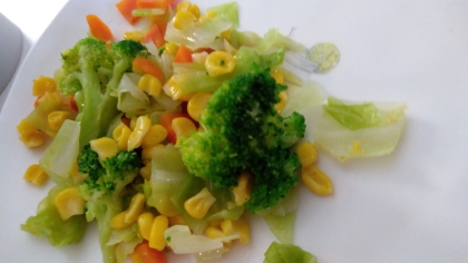 コーンと野菜の玉ねぎドレッシングサラダ