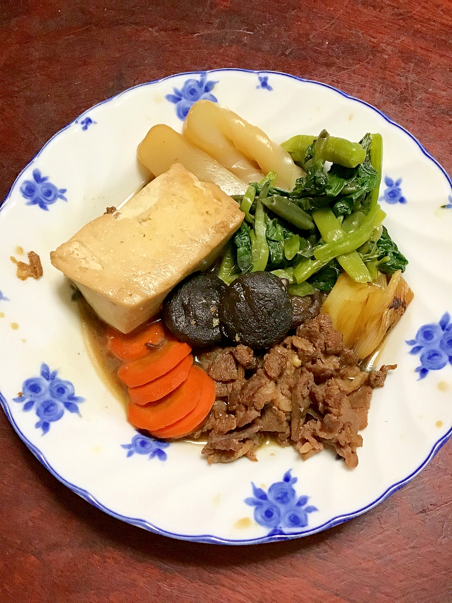 つるむらさき入りスキヤキ肉豆腐。