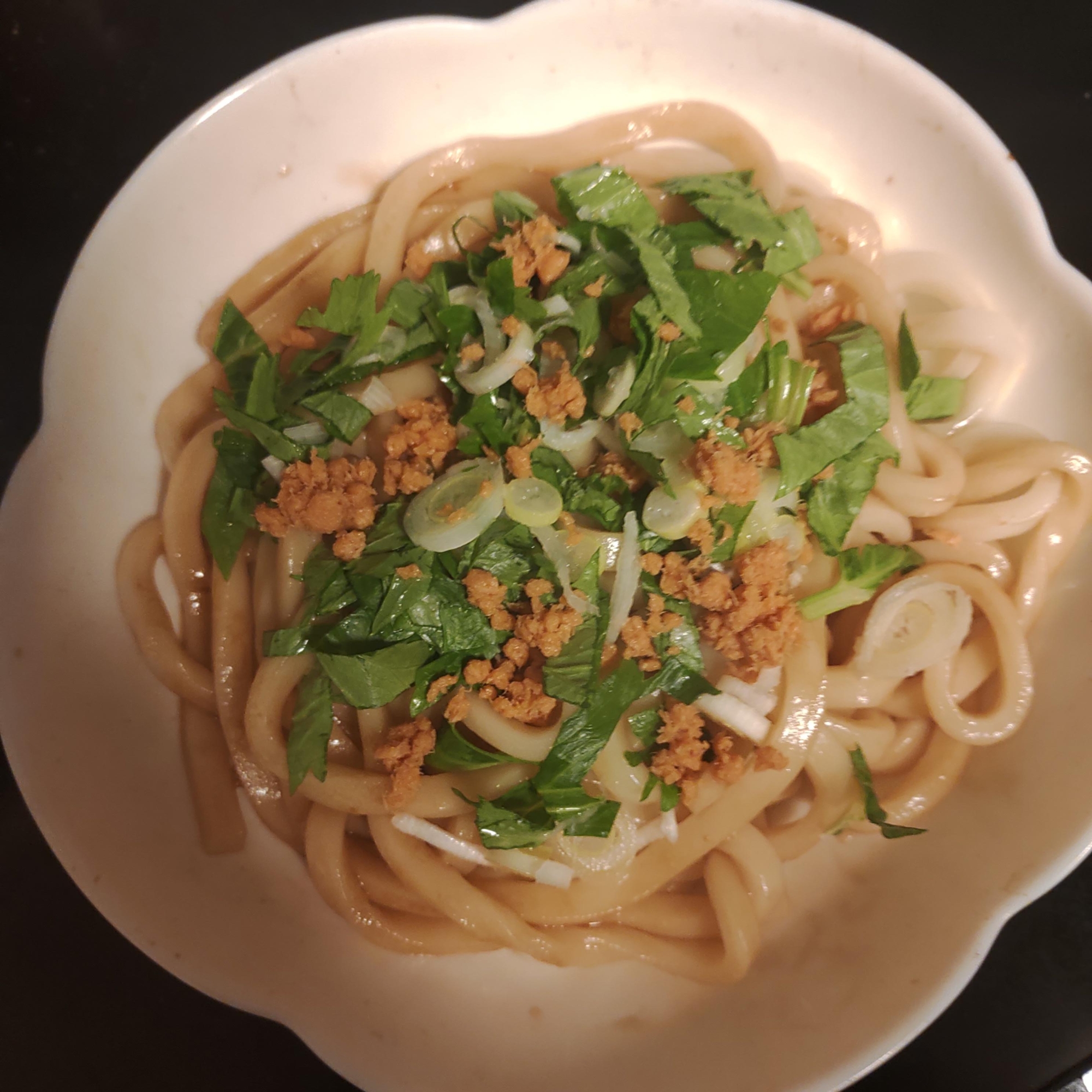 ねぎ、セロリ、鮭フレークの釜揚げうどん