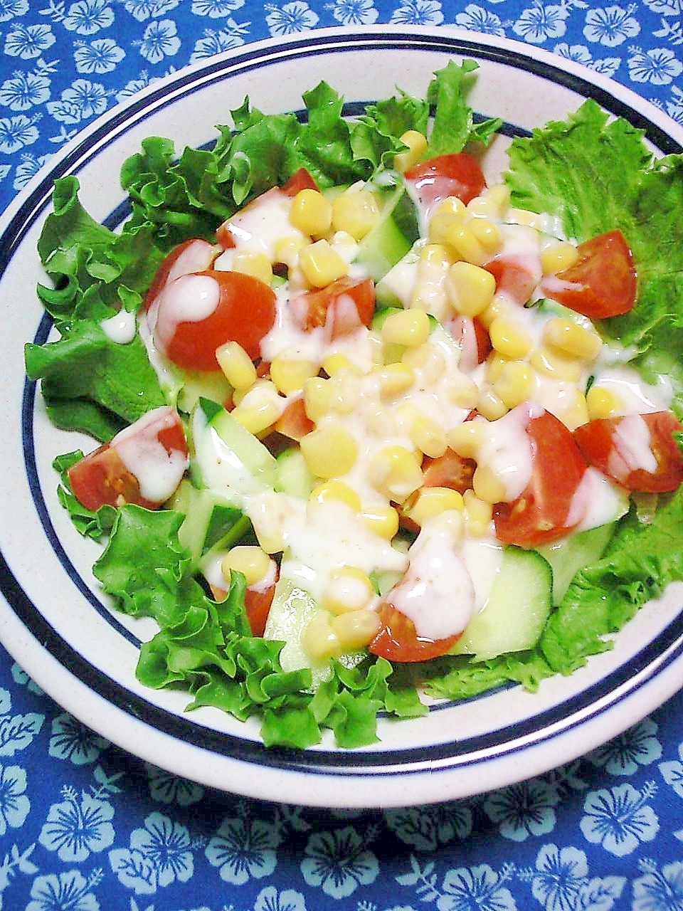 胡瓜、トマト、コーンの塩ドレヨーグルトサラダ