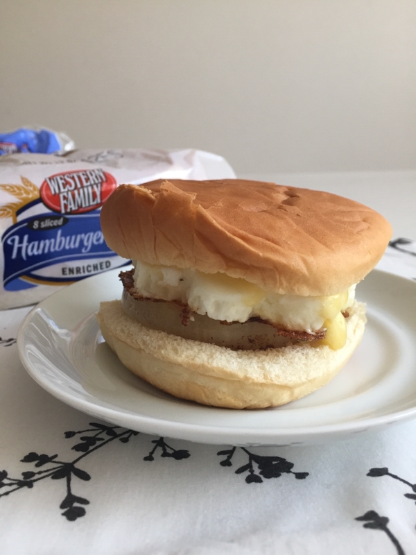 目玉焼きとチーズ、玉ねぎのハンバーガー♪