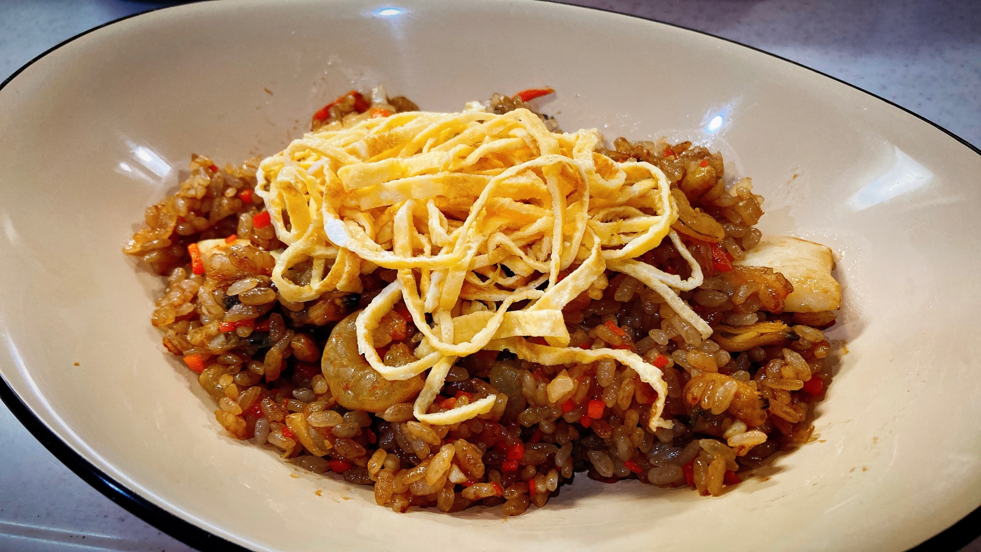 皿に盛り付けた海鮮ソースチャーハン