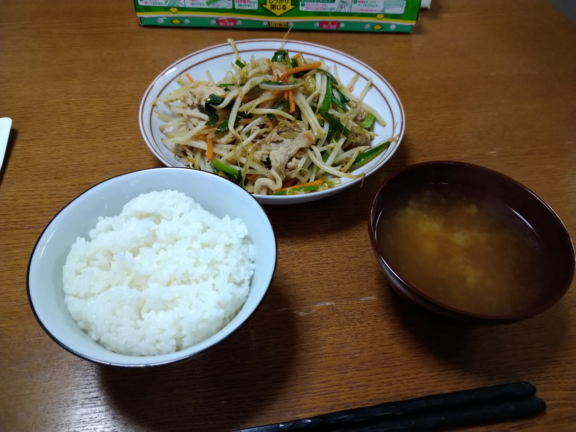 にんにく醤油の豚肉ニラもやし定食