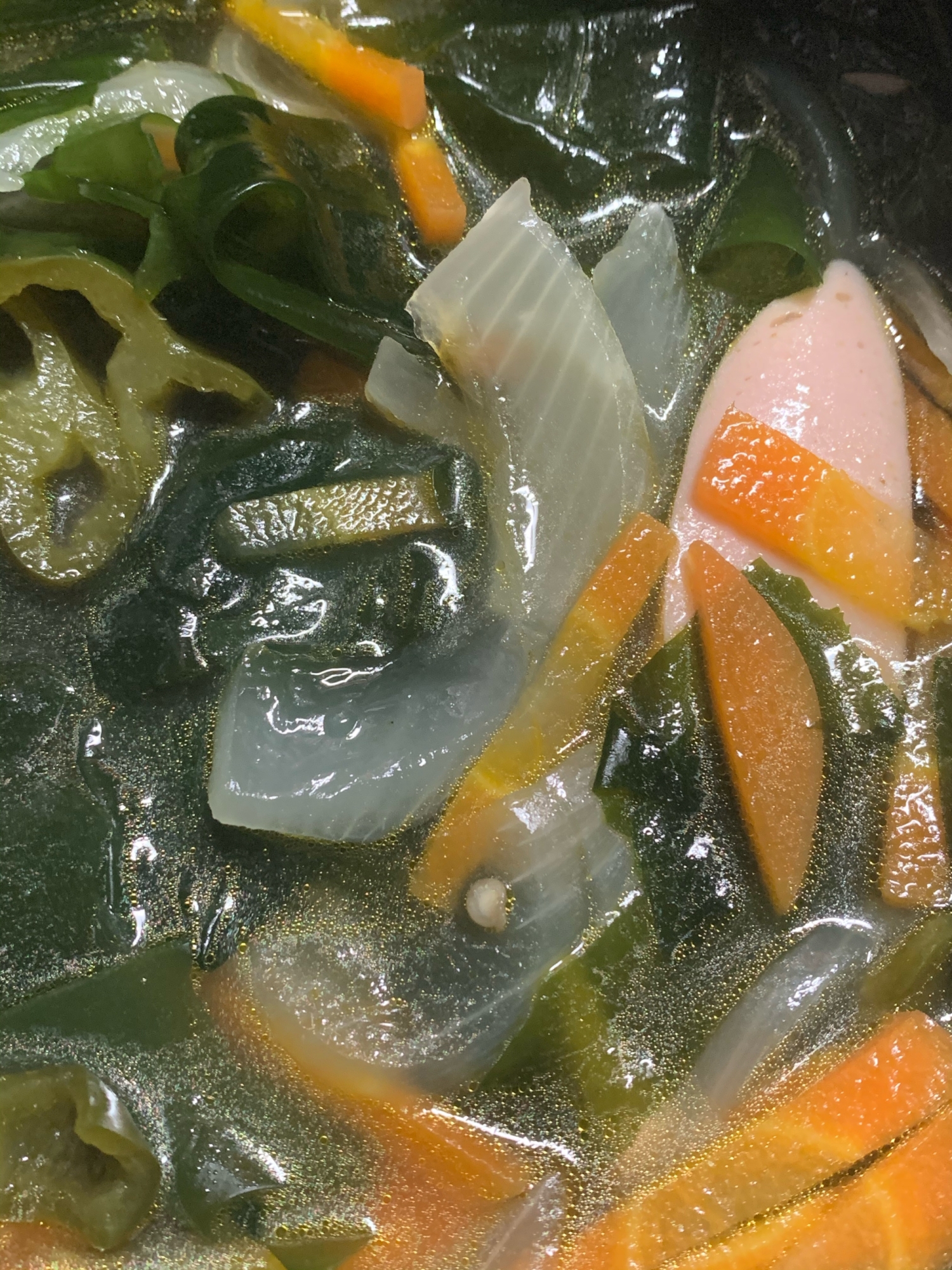 魚肉ソーセージとわかめとお野菜のスープ