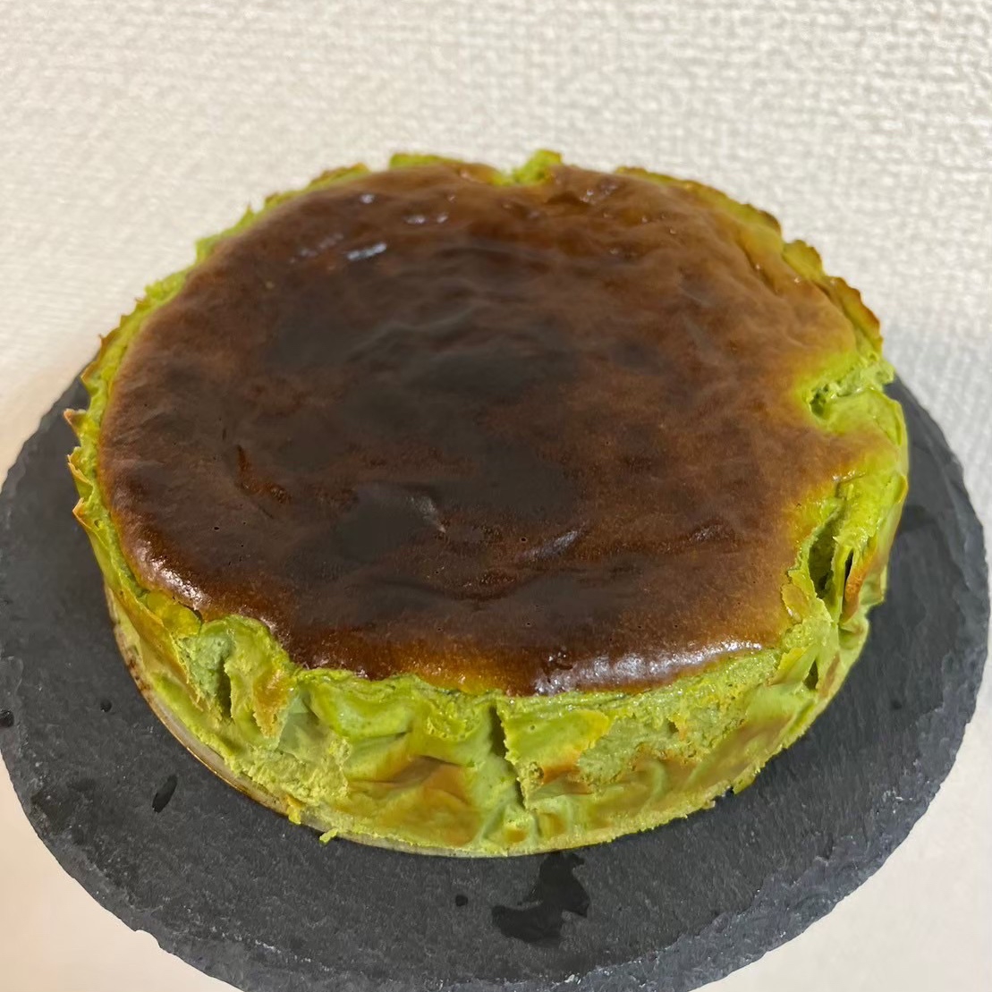 濃厚なめらか！抹茶のバスクチーズケーキ