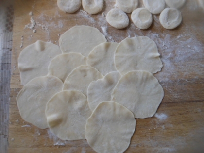 薄力粉だけの餃子の皮、参考にし作りました。
美味しかったです♪ごちそうさまでした(*^_^*)