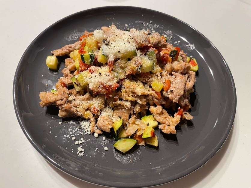 夏野菜と豚肉のソテー　粉チーズ添え