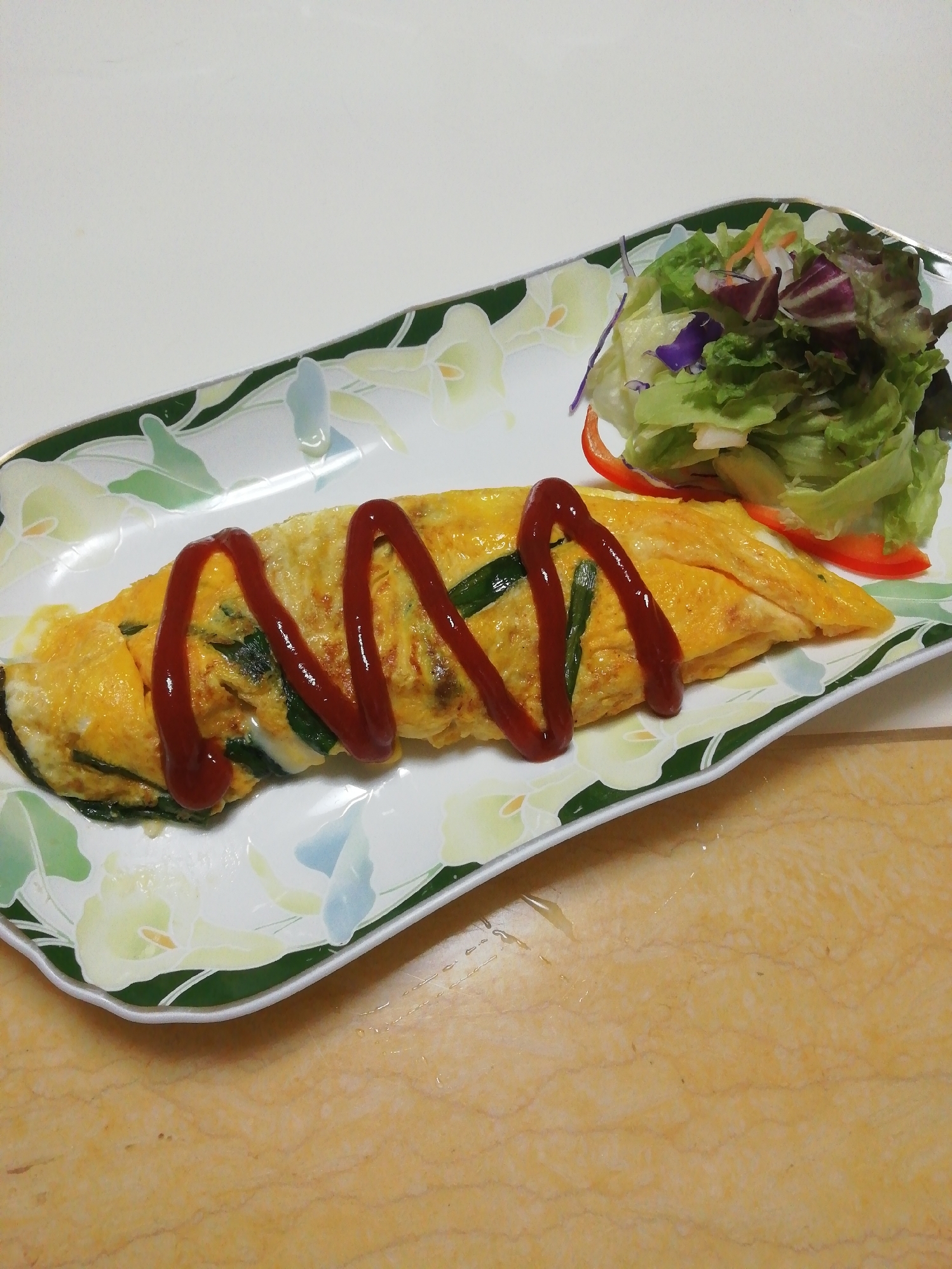 長皿に盛られた葉玉ねぎとコーンのチーズオムレツ