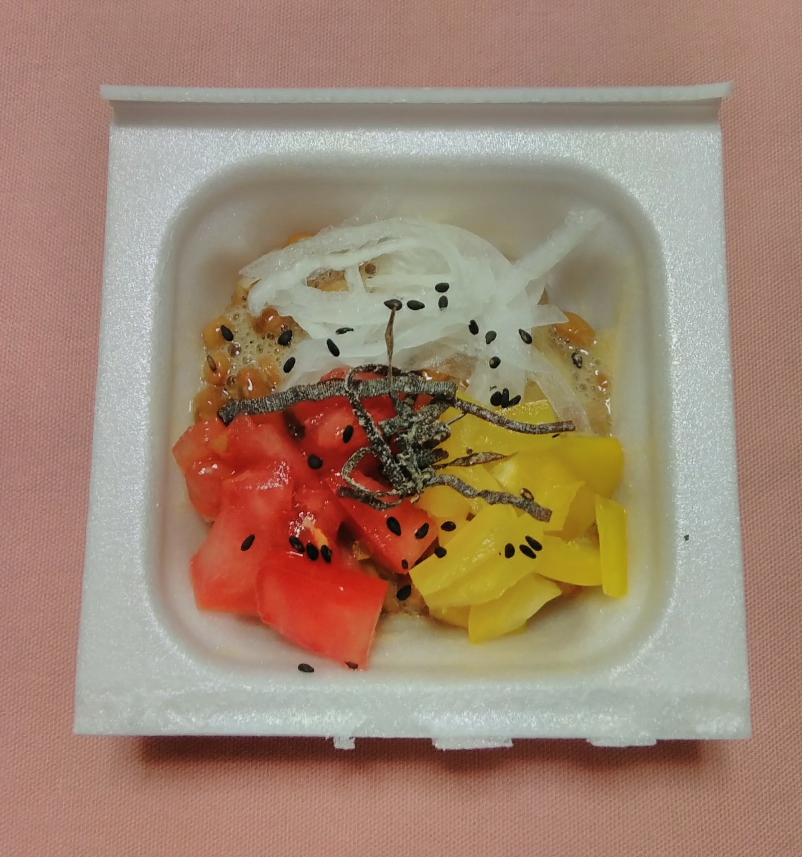玉ねぎ・トマト・パプリカの三色野菜の納豆