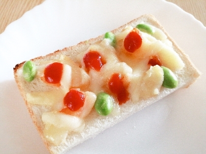 写真のケチャップののせ方がチョンチョンと可愛らしいので真似してみました♪
彩りも綺麗なトーストで美味しかったです(*^-^*)
レシピありがとうございます♡