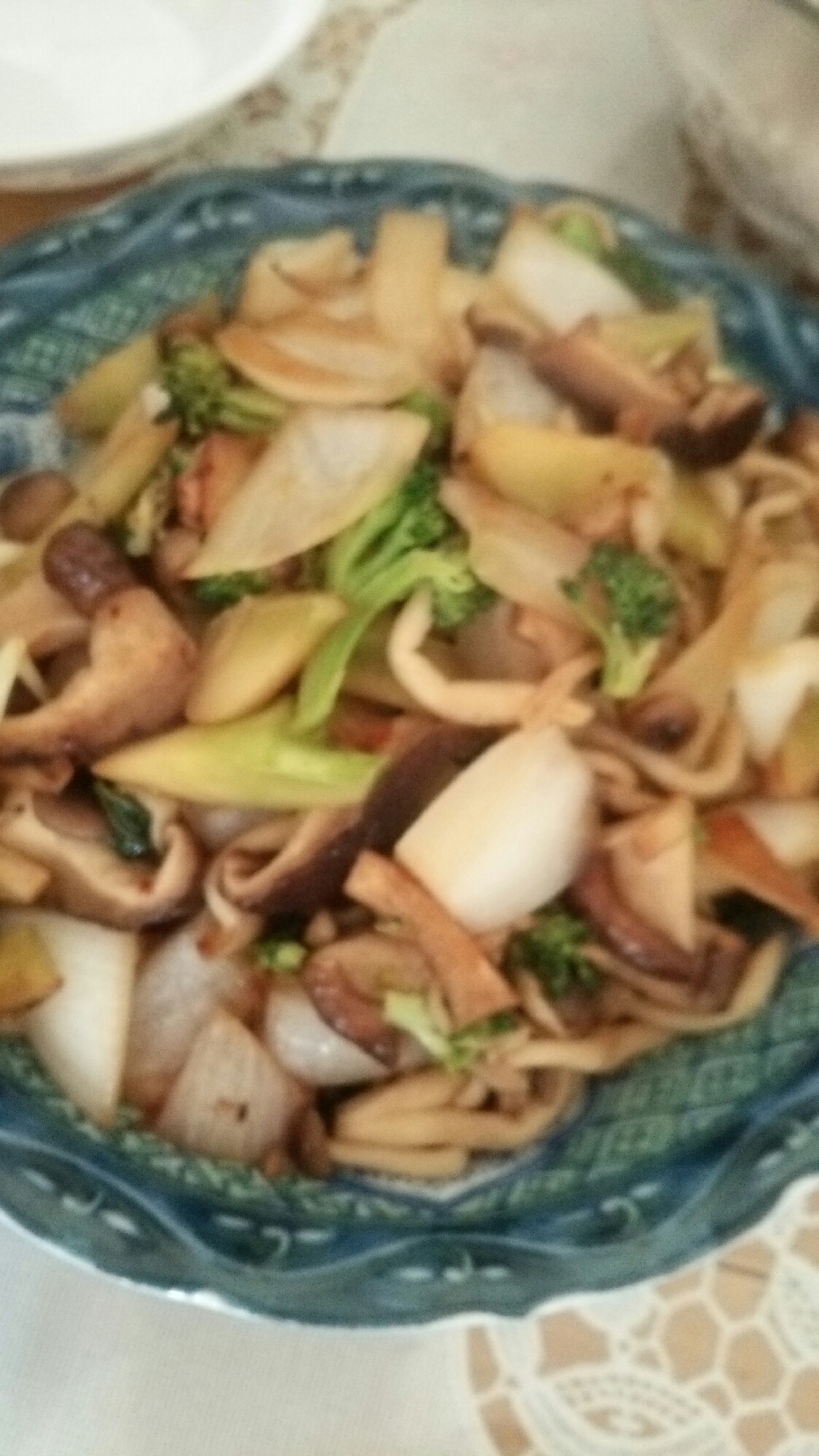 玉ねぎとブロッコリーとしめじと椎茸の炒め物