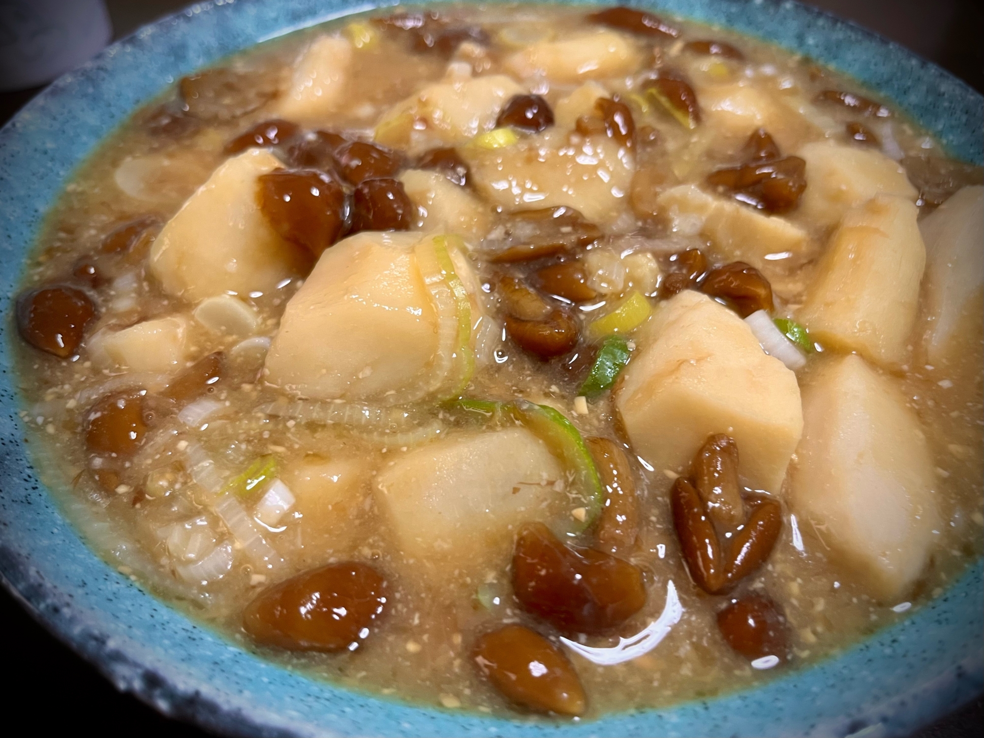 ネギたっぷり里芋となめこの味噌煮