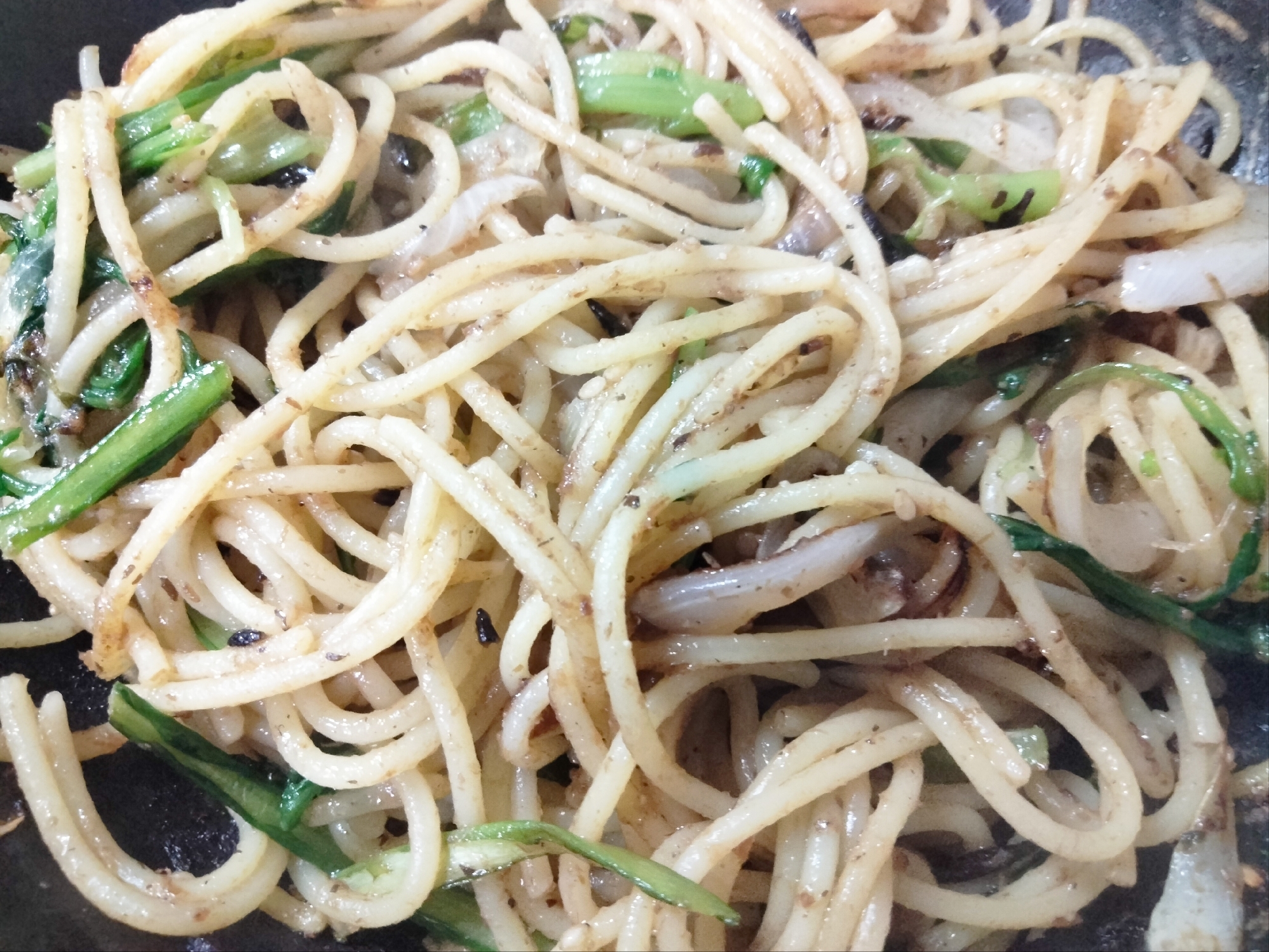 菊菜たまねぎおかかふりかけパスタ 炒め