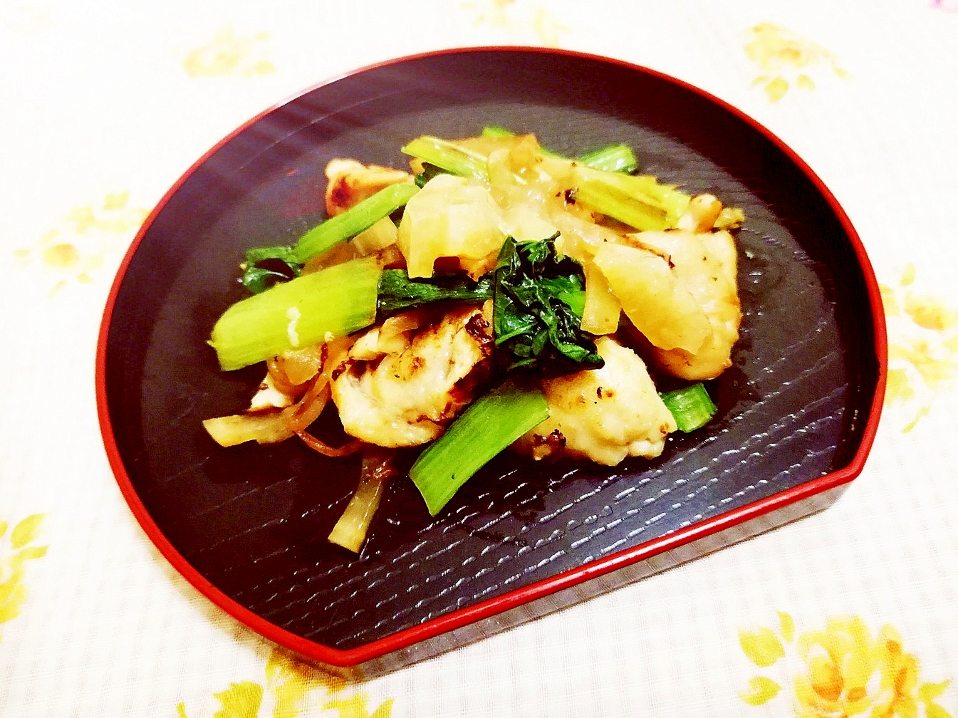 塩レモン添え♪小松菜と大根の鶏皮炒め