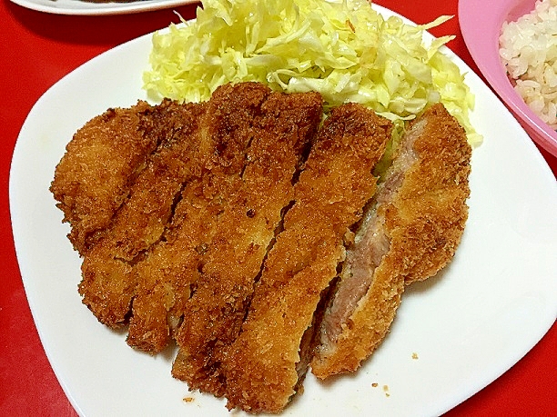 豚肩ロース肉で、ジューシーとんかつ