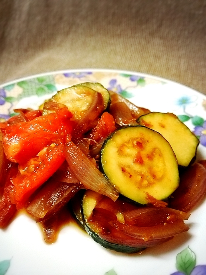 ズッキーニとトマトのバター醤油炒め