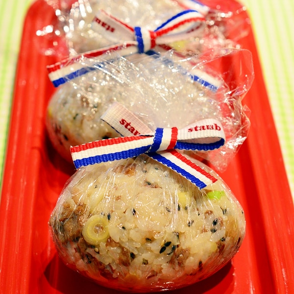 リボンで可愛い ラップで清潔 牛肉とねぎのおにぎり レシピ 作り方 By まめもにお 楽天レシピ リボンで可愛い ラップで清潔 牛肉とねぎのおにぎり レシピ 作り方 By まめもにお 楽天レシピ