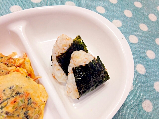幼児食 おかかチーズおにぎり レシピ 作り方 By にゃんこハンター123 楽天レシピ