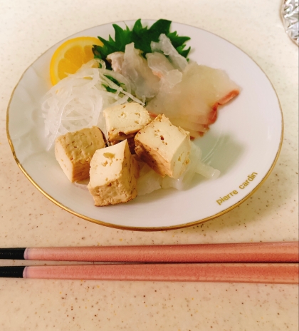 豆腐と刺身蒟蒻のサラダ
