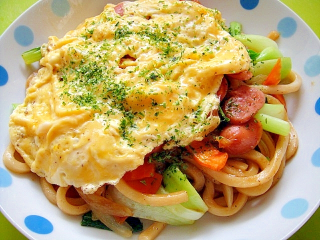 ふわとろ卵乗せ♡チンゲン菜とウインナーの焼きうどん