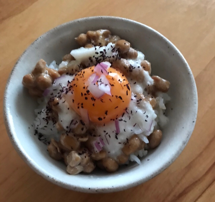 卵黄のせ赤たまねぎと長芋とろろの納豆ごはん