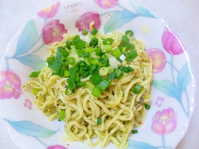 焼きそば麺で作る、バジルソースのイタリア風